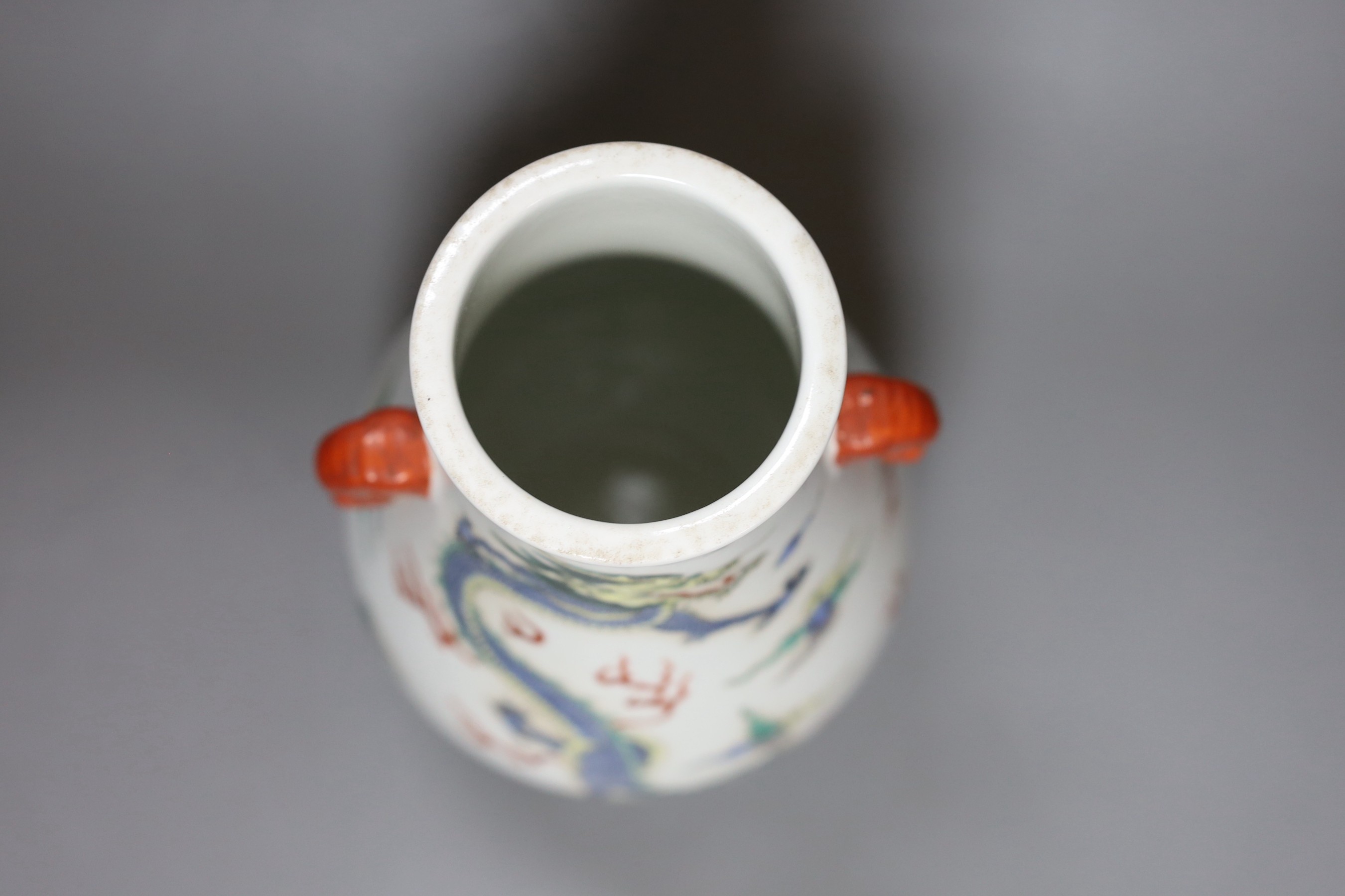 A Chinese famille verte two-handled dragon vase, 26cm tall